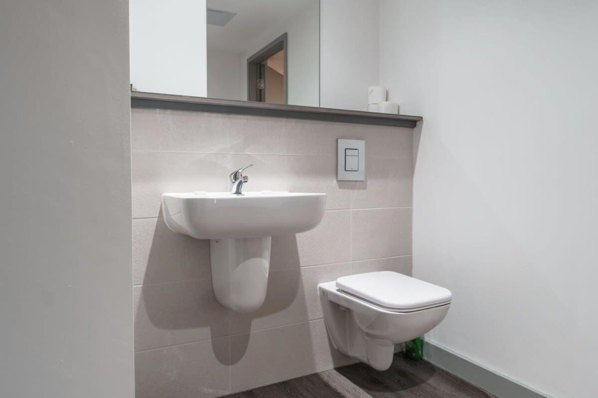 Modern 1 Bed Apartment In Liverpool Centre Екстериор снимка